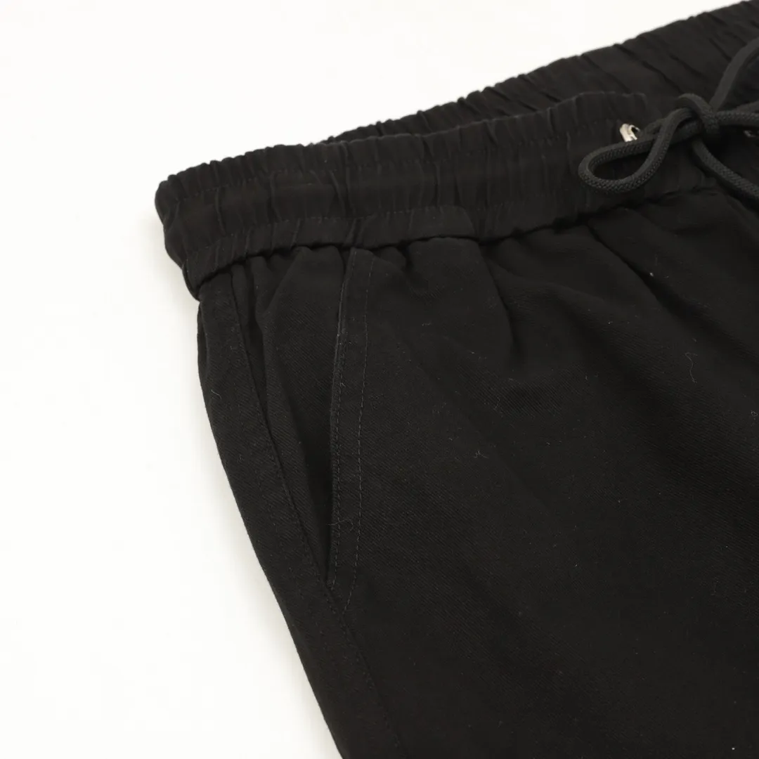 🅿️390 CH/Croxin trousers with pressed leather cross patch embroidery on both sides. The fabric is made of custom woven composite fabric. It is dyed to order and then treated with wool. It is silky and super soft compared to the original version. The fabric texture has clear and obvious strands and great drape. The workmanship is exquisite and meets the foreign trade export standards. The leather cross is embroidered with Sanskrit on both sides of the front. It is fashionable and individual. It is super versatile and good-looking. It is a must-have for fashionable men and women. It is unparalleled in terms of upper body comfort. size：XS-L